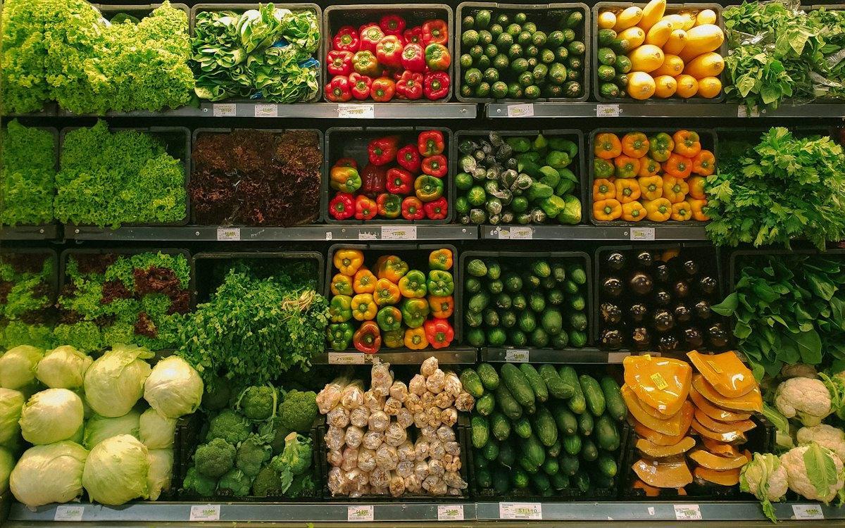 Gôndola de hortifrúti em supermercado