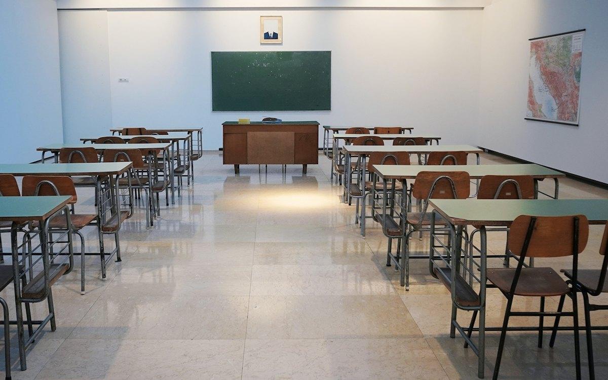 Sala de aula vazia de uma escola
